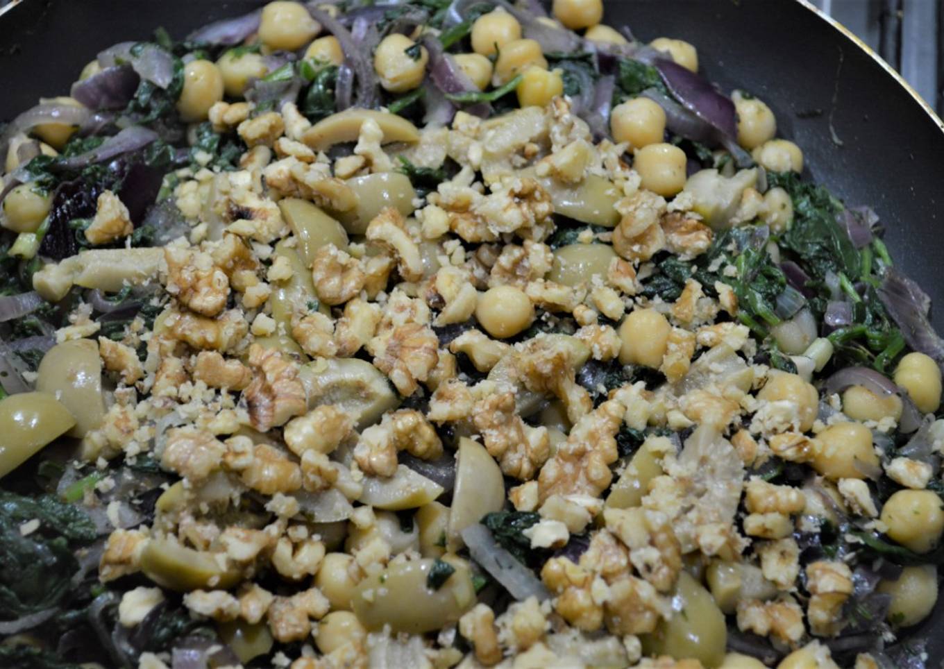 Ensalada tibia de Garbanzos, espinaca y nueces