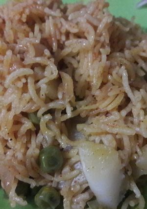 आलू-मटार पुलाव (pulav recipe in marathi) रेसिपी चे मुख्य फोटो 