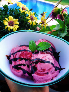 Una foto de Helado de frutos rojos, plátano y kéfir sin azúcar (en Mambo)