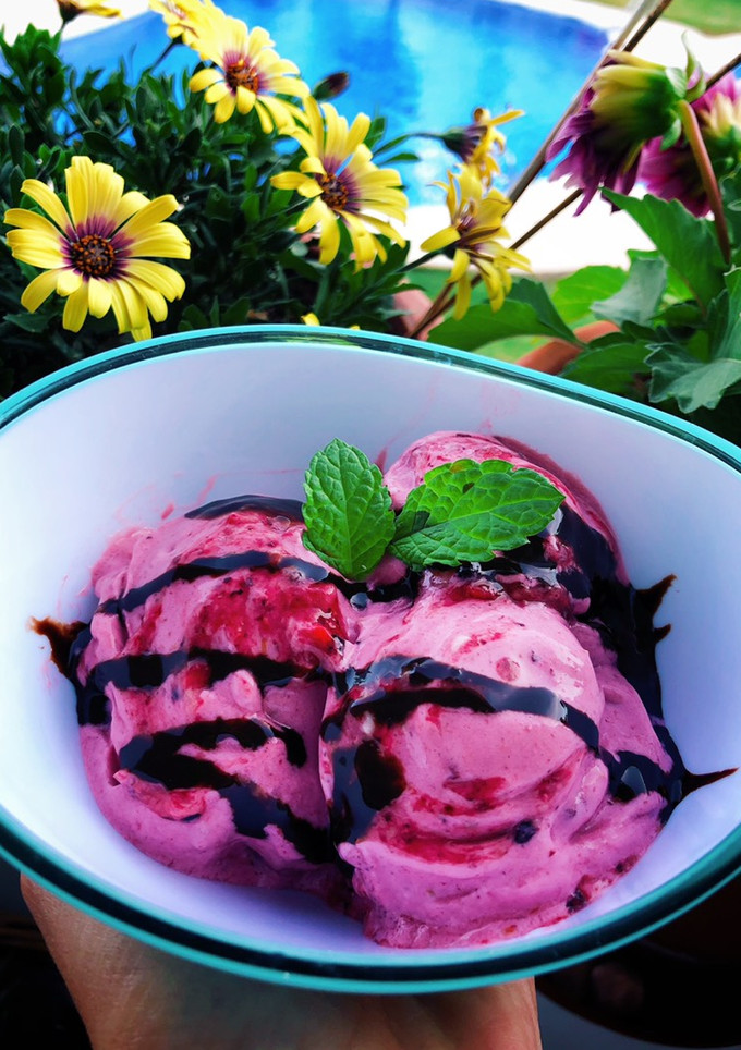 Una foto de Helado de frutos rojos, plátano y kéfir sin azúcar (en Mambo)