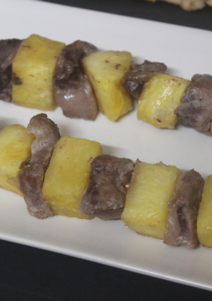 Una foto de Brochetas de secreto de cerdo con piña