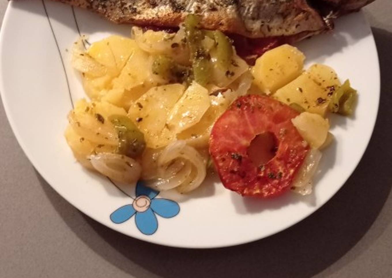 Trucha con jamón y base de patatas panaderas
