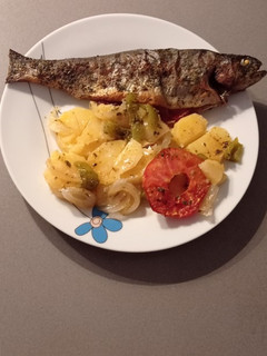 Una foto de Trucha con jamón y patatas panaderas