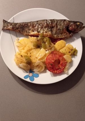 Una foto de Trucha con jamón y patatas panaderas