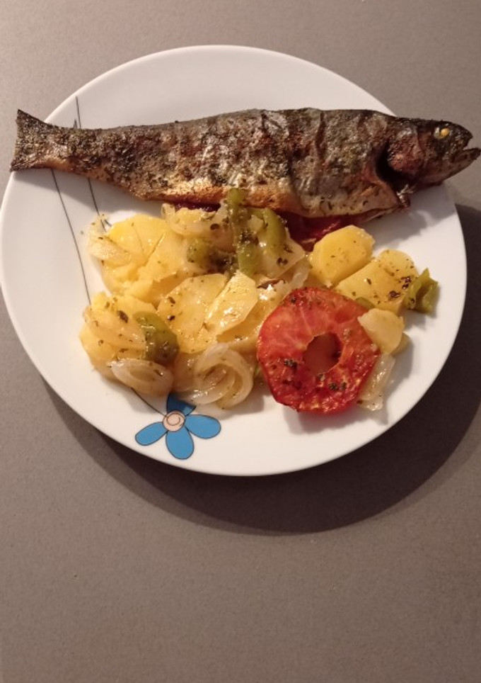 Una foto de Trucha con jamón y patatas panaderas