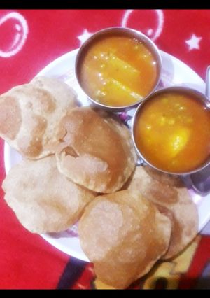 पूरी आलू की सब्जी (Poori aloo ki sabzi recipe in Hindi) रेसिपी मुख्य फोटो