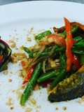 Filete de trucha en costra de almendras y verduras salteadas