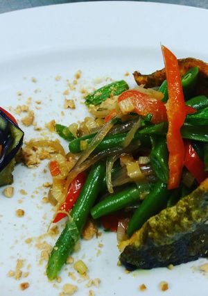 Una foto de Filete de trucha en costra de almendras y verduras salteadas