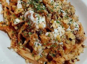 Foto di Tagliatelle di semola con funghi pomodoro fonduta di briè noci e prezzemolo