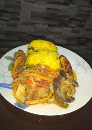 A picture of Rice and vegetable gravy.
