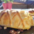 Hojaldre relleno de solomillo, york, bacon y queso