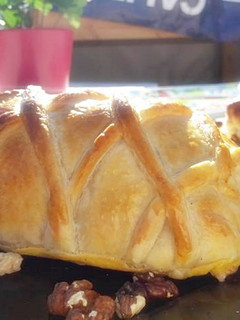 Una foto de Hojaldre relleno de solomillo, york, bacon y queso