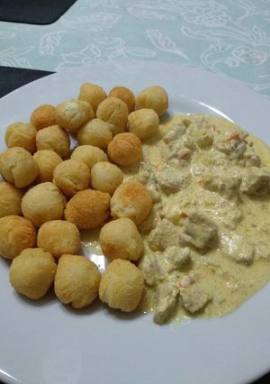 Una foto de Pollo al curry con leche de coco🥥🍗