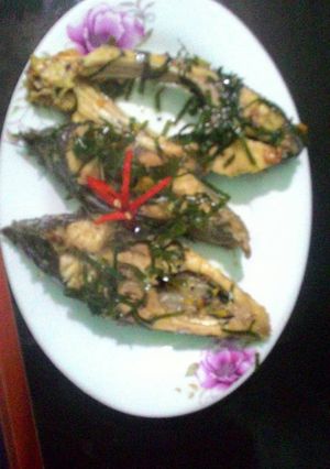 Hình của món Cá chim kho lá nghệ.