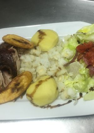 Una foto de Hornado Ecuatoriano