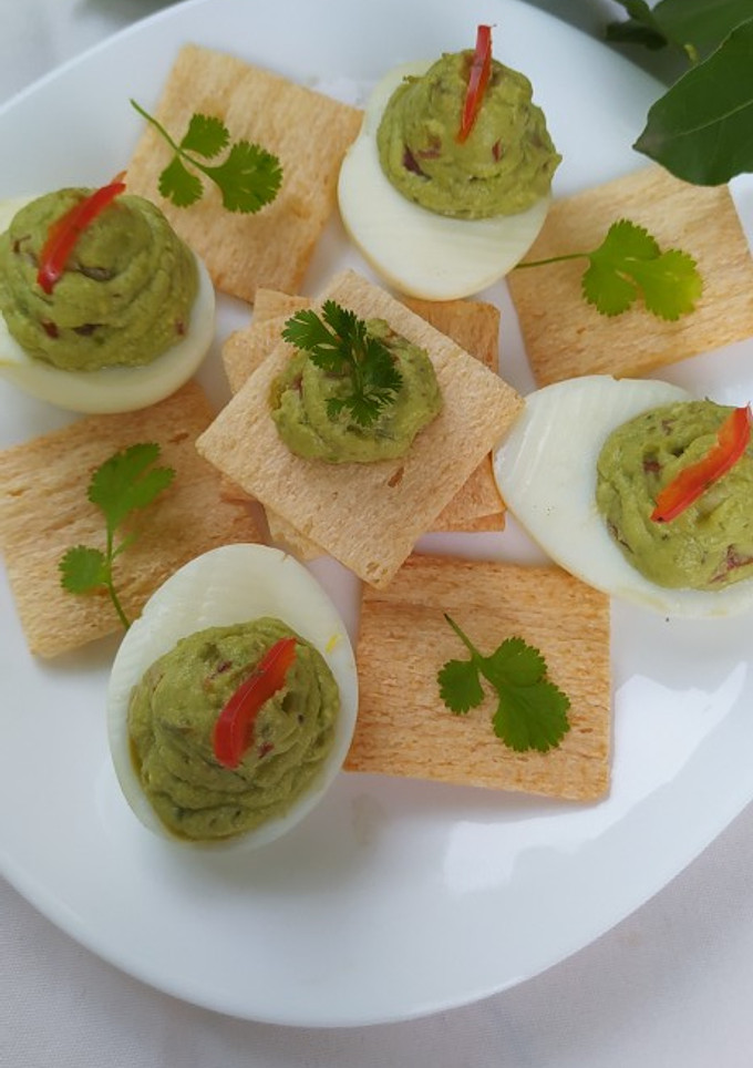 Una foto de Huevos Rellenos con Palta, Guacamole