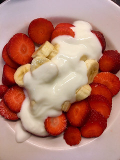 Una foto de Merienda de fresas, plátano y yogur de coco🍌 🍓 🥥