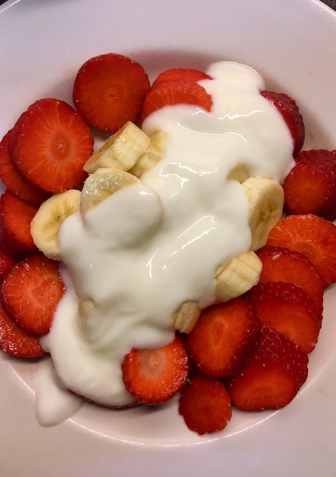Una foto de Merienda de fresas, plátano y yogur de coco🍌 🍓 🥥