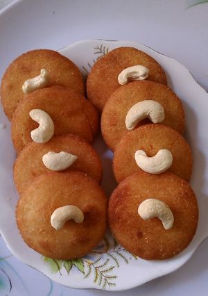 A picture of Khsta poori.