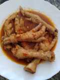 Estofado de patas de pollo en olla rápida