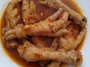 Una foto de patas de pollo estofado