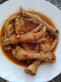 Una foto de Estofado de patas de pollo en olla rápida