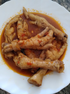 Una foto de Estofado de patas de pollo en olla rápida