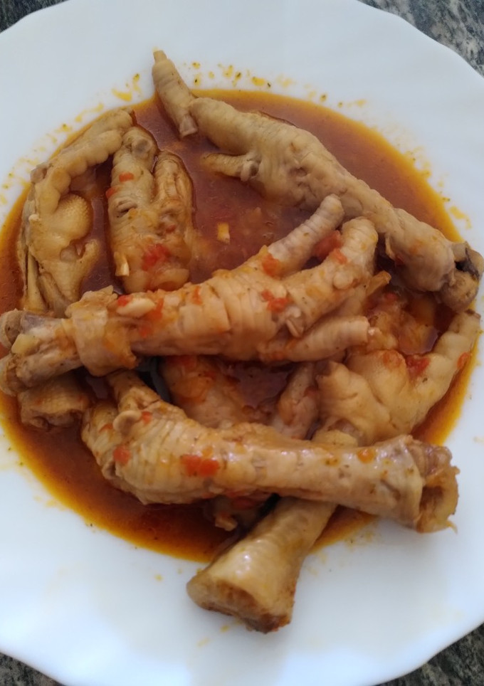 Una foto de Estofado de patas de pollo en olla rápida