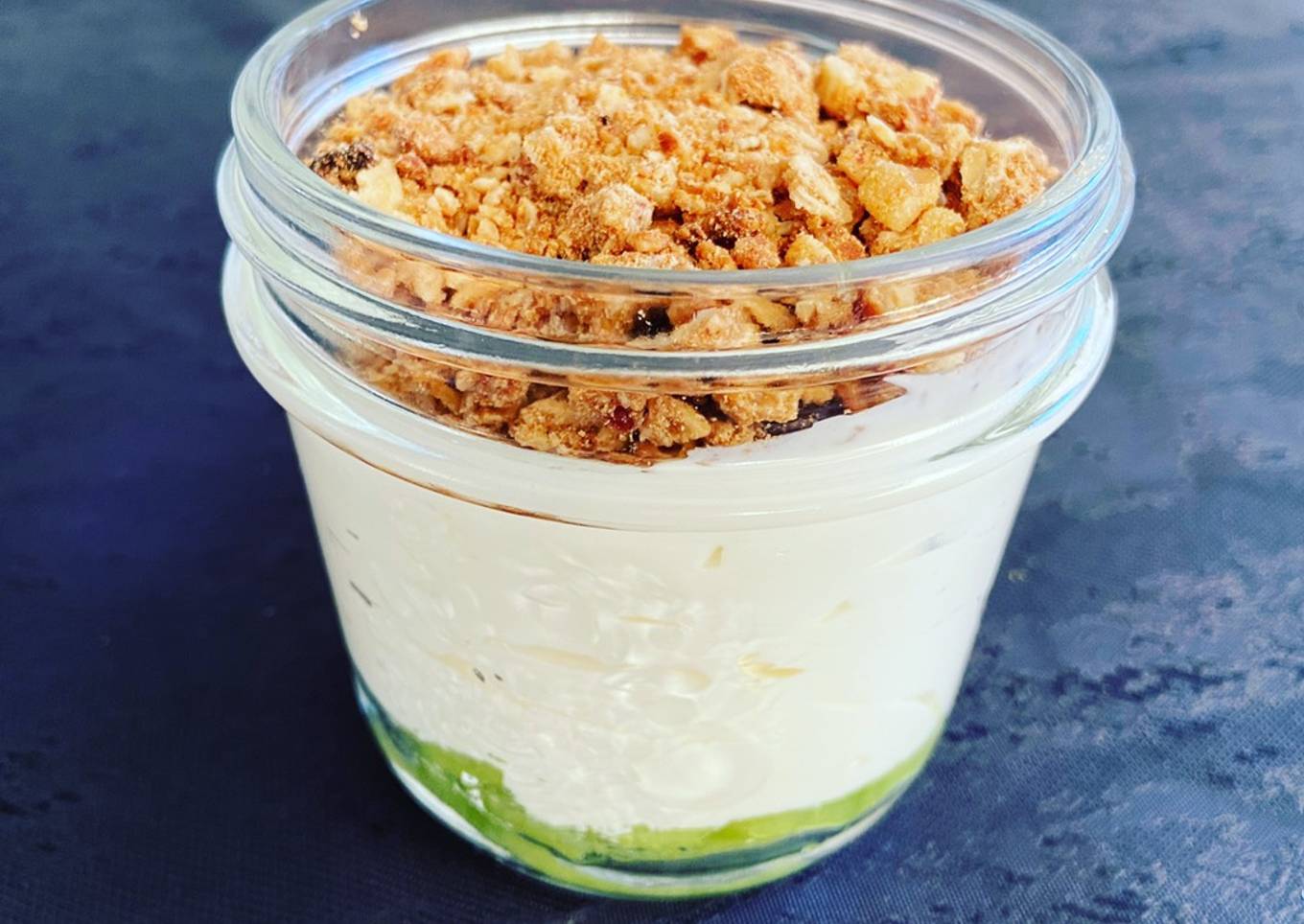 Kiwi mascarpone granola