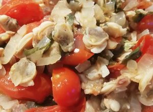 Una foto de Salsa de tomates cherry y berberechos