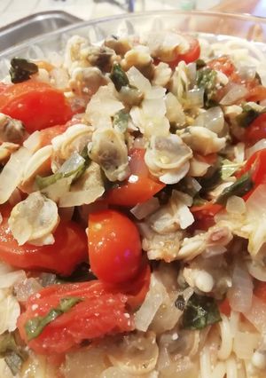 Una foto de Salsa de tomates cherry y berberechos