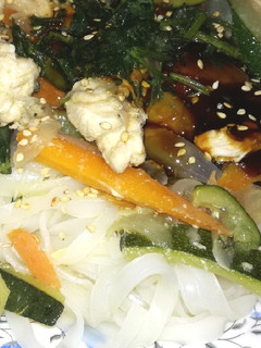 Una foto de Noodles con pollo y verduras