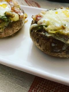 Una foto de Champiñones rellenos con huevo de codorniz y queso rallado