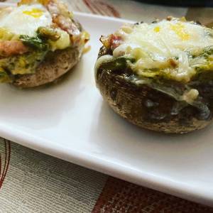 Champiñones rellenos con huevo de codorniz y queso rallado