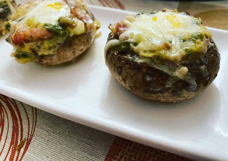 Champiñones rellenos con huevo de codorniz y queso rallado