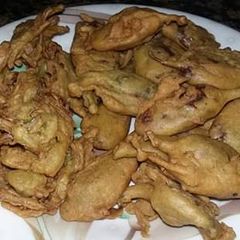 A picture of Masaly bhari hari mirch k pakoray.
