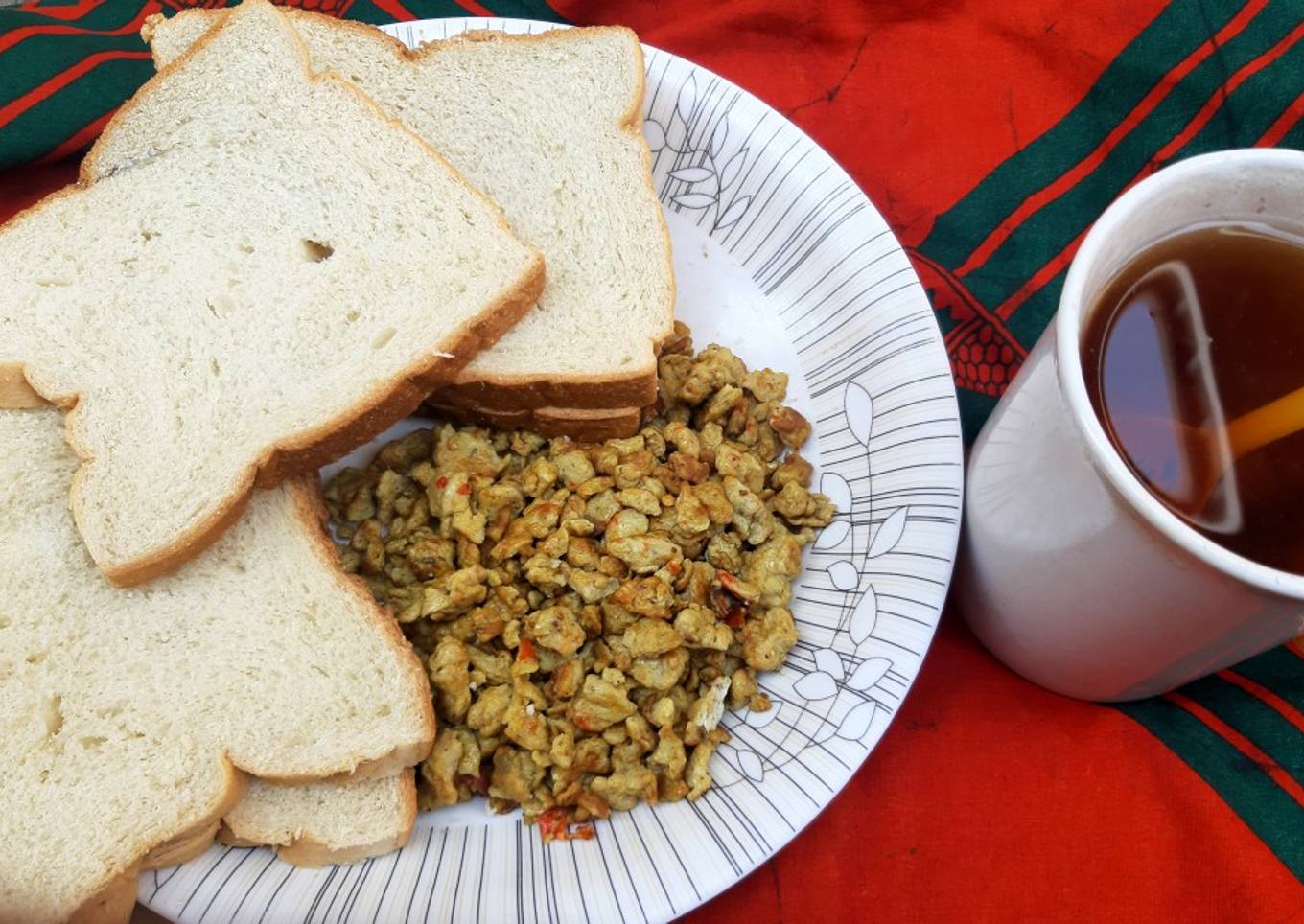 Scramble egg with cinnamon tea