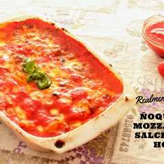 Una foto de Ñoquis con mozzarella y salchicha al horno
