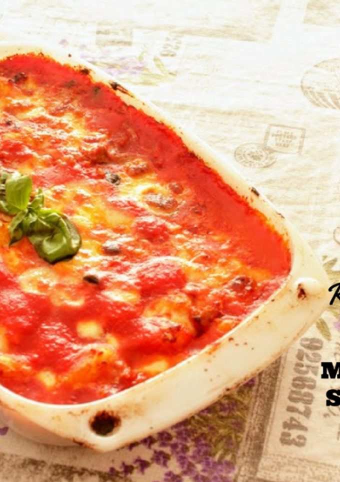 Una foto de Ñoquis con mozzarella y salchicha al horno