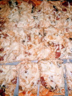 Una foto de Pizza de Pollo con Champiñones