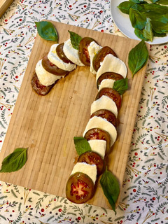 Una foto de Bastón de Navidad- ensalada caprese con mozzarella, tomate y albahaca