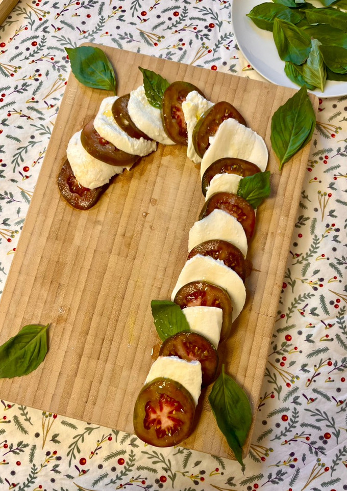 Una foto de Bastón de Navidad- ensalada caprese con mozzarella, tomate y albahaca