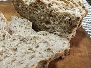 Una foto de pan de trigo sarraceno y lino