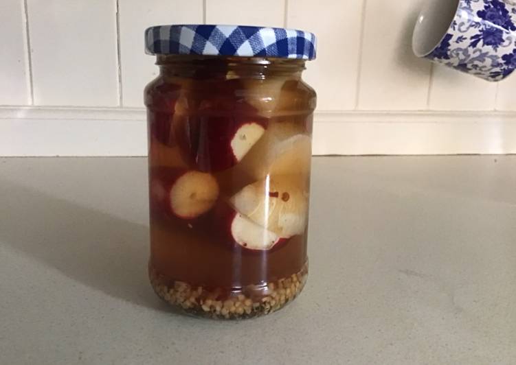 Spicy pickled radishes