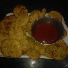 A picture of Aloo pakora.