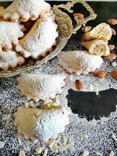 Foto di Ravioli dolci di frolla con ripieno di pasta di mandorle