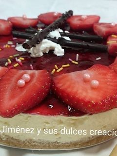 Una foto de Tarta de nata y fresas