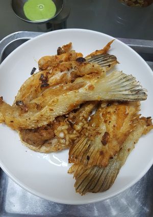 Hình của món Lườn cá hồi chiên nước mắm.