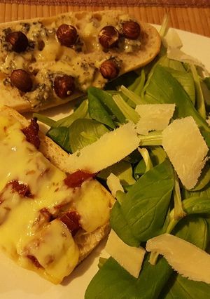 Une photo de Tartines bleu/noisette et tomates séchées/gouda au cumin