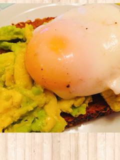 Una foto de Tosta de puré de aguacate y huevo escalfado